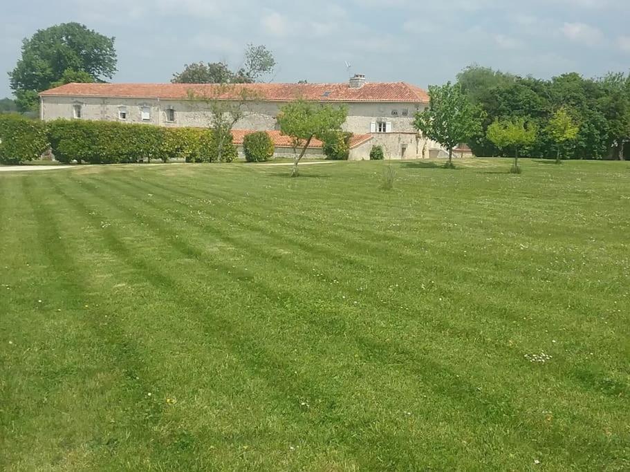 Maison Charentaise A La Campagne Becheresse Exteriér fotografie