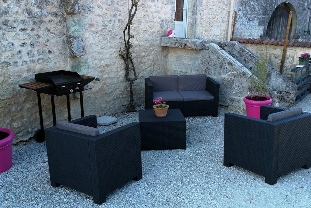 Maison Charentaise A La Campagne Becheresse Exteriér fotografie
